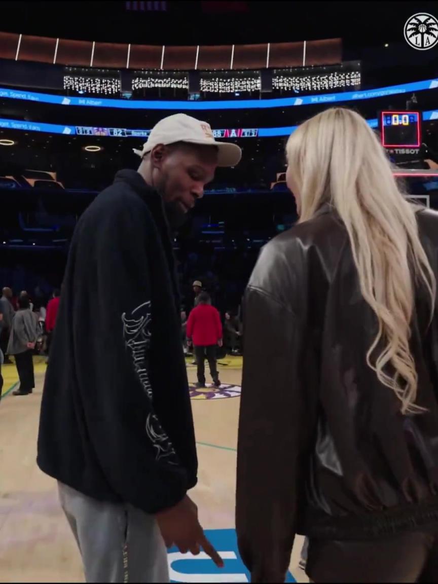 小帅这气质！杜兰特与库里教妹布林克拥抱，眼睛好像一直偷瞟布林克大长腿